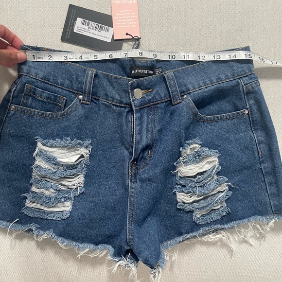 Pretty Little Thing cut-off Jean shorts - Picture 4 of 4